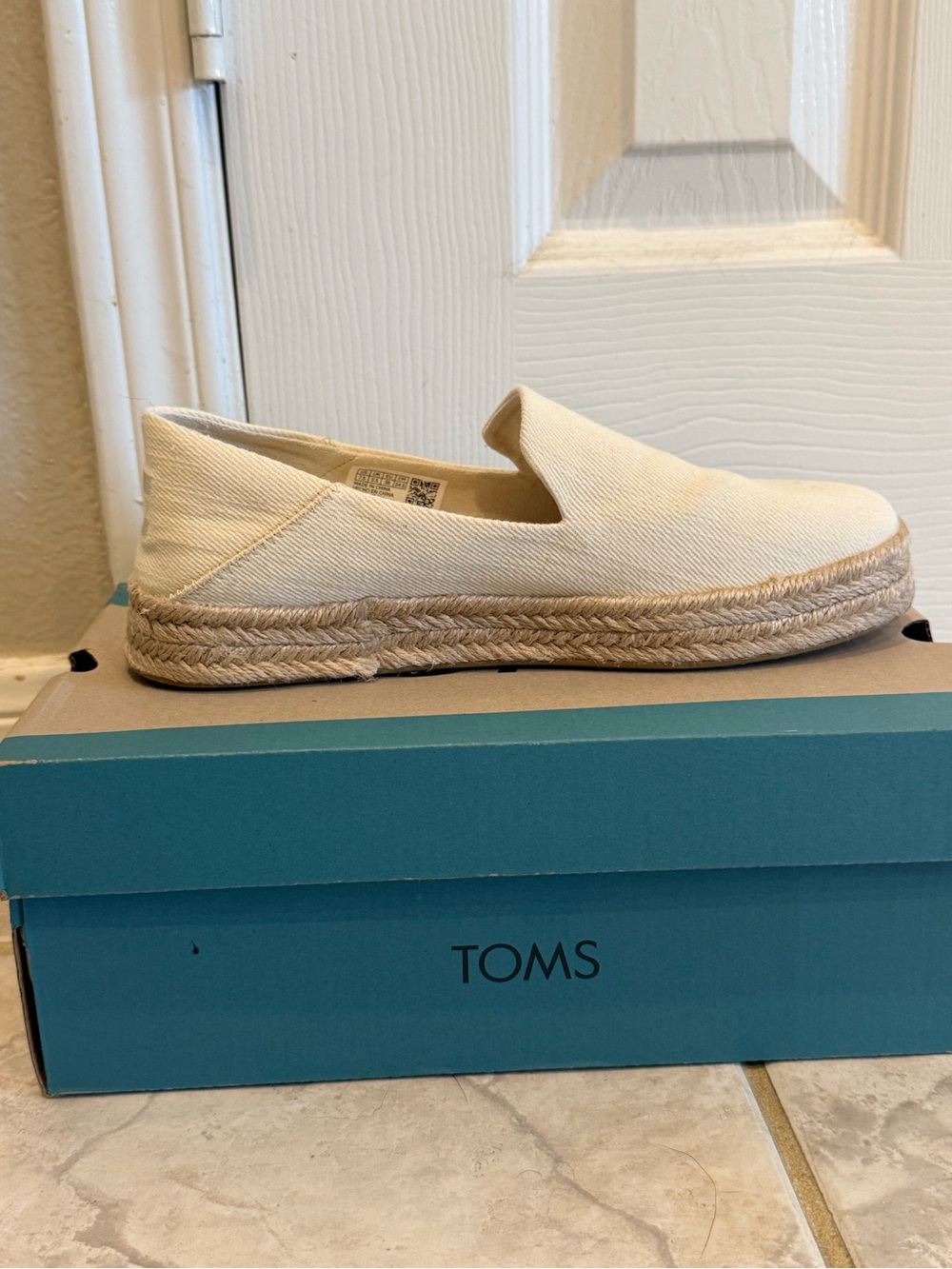 Toms Slip-On Espadrille in Cream Canvas. Only worn one time - Picture 3 of 4